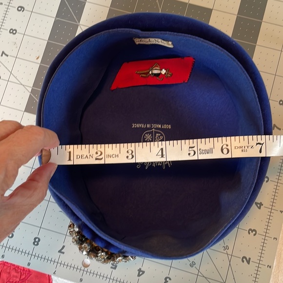 Vintage cobalt blue velour beret style hat with statement rhinestone pin - Picture 13 of 14